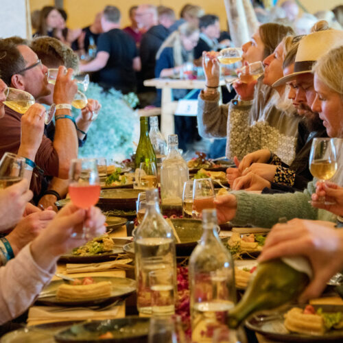 Gæster spiser god mad ved Heartland Festival