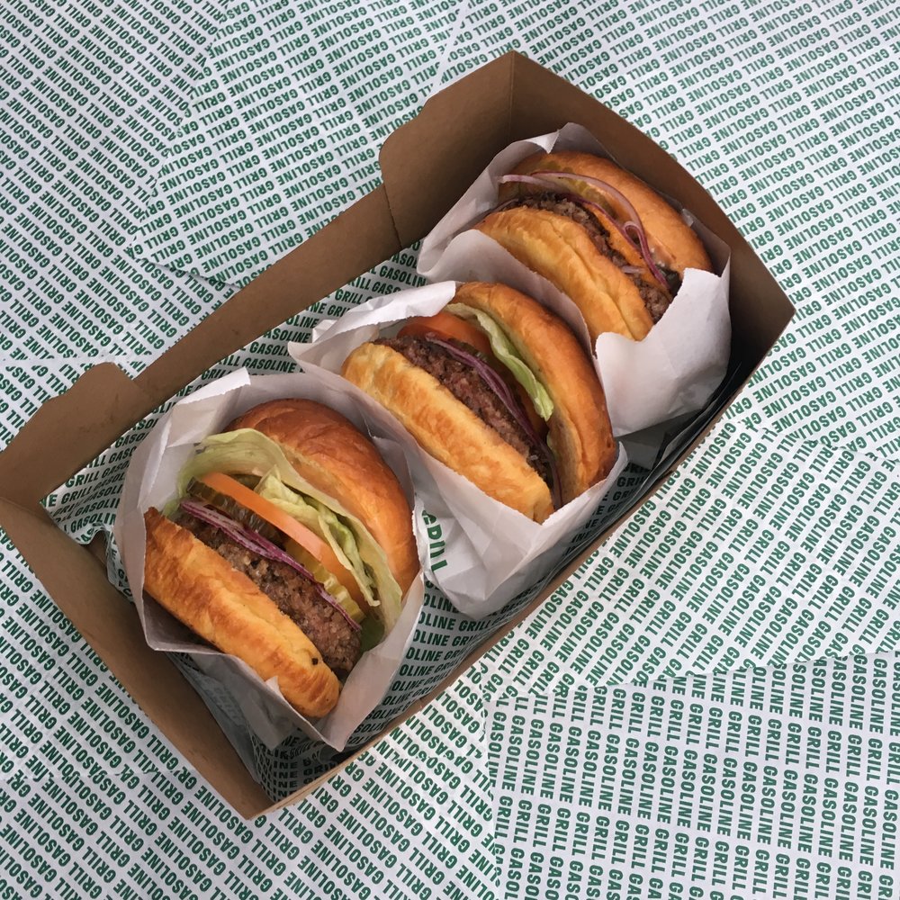 Tre burgere i serveringskasse, serveres på Heartland Festival