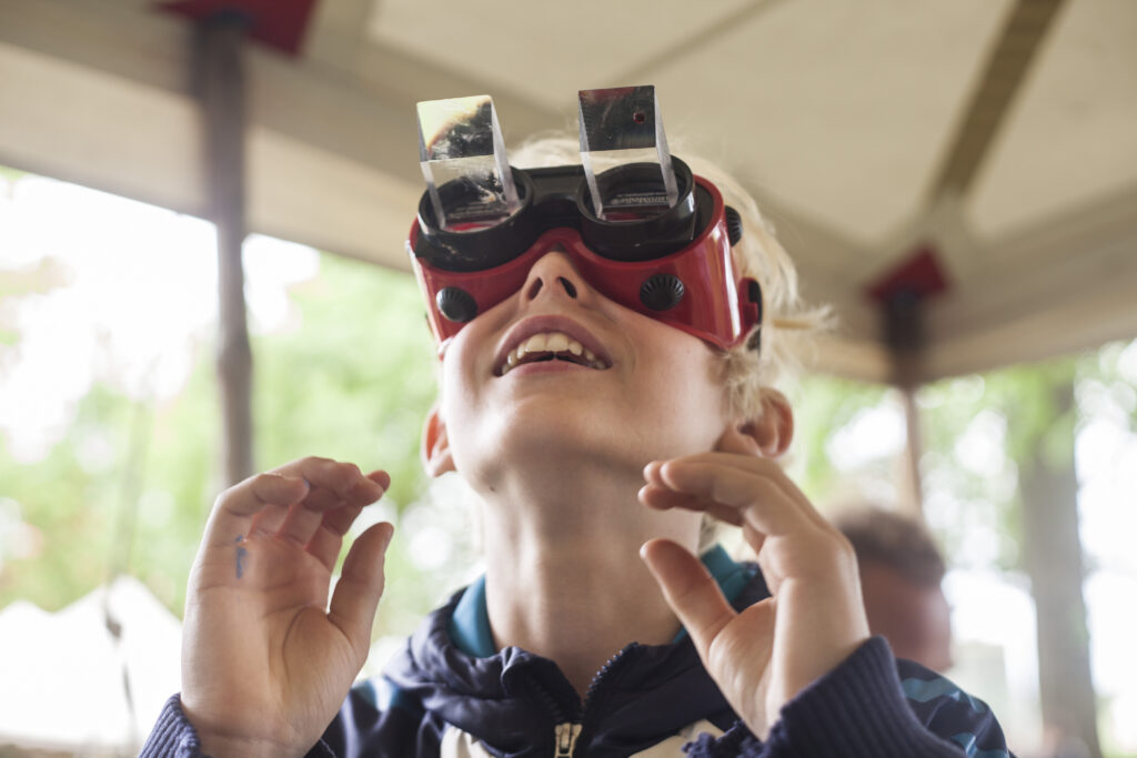 Smilende dreng med sjove briller på hygger sig på Heartland Festival