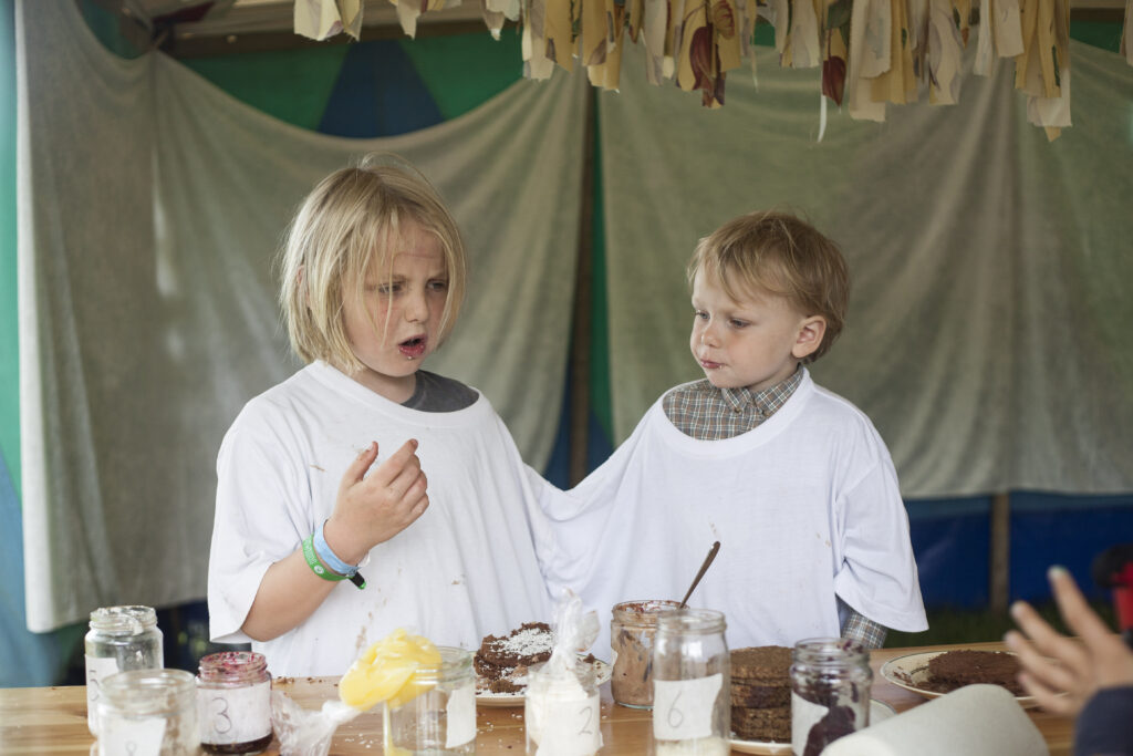 To drenge iført store hvide t-shirts spiser