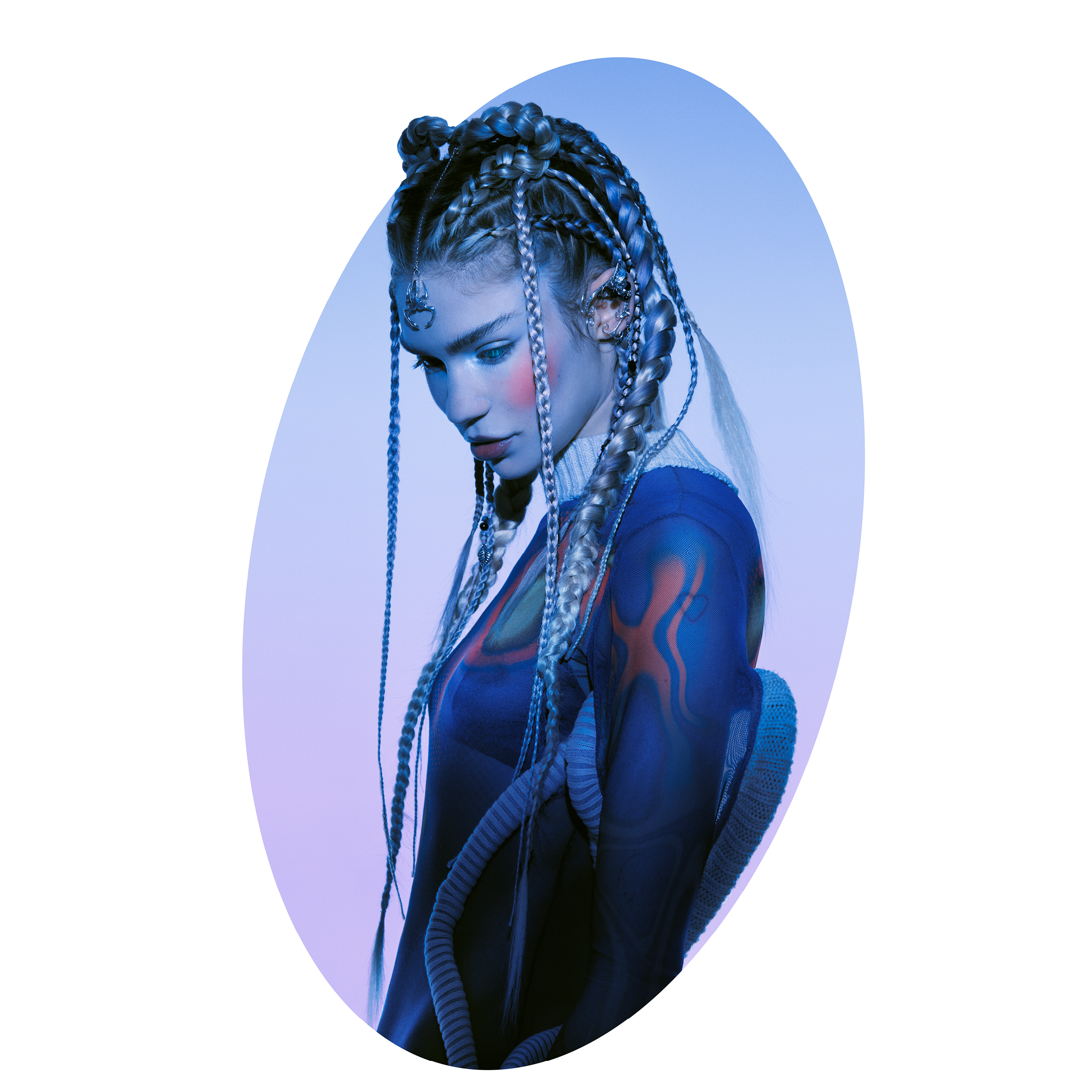 Billede af DJ Grimes med flettet hår med et blåt skær