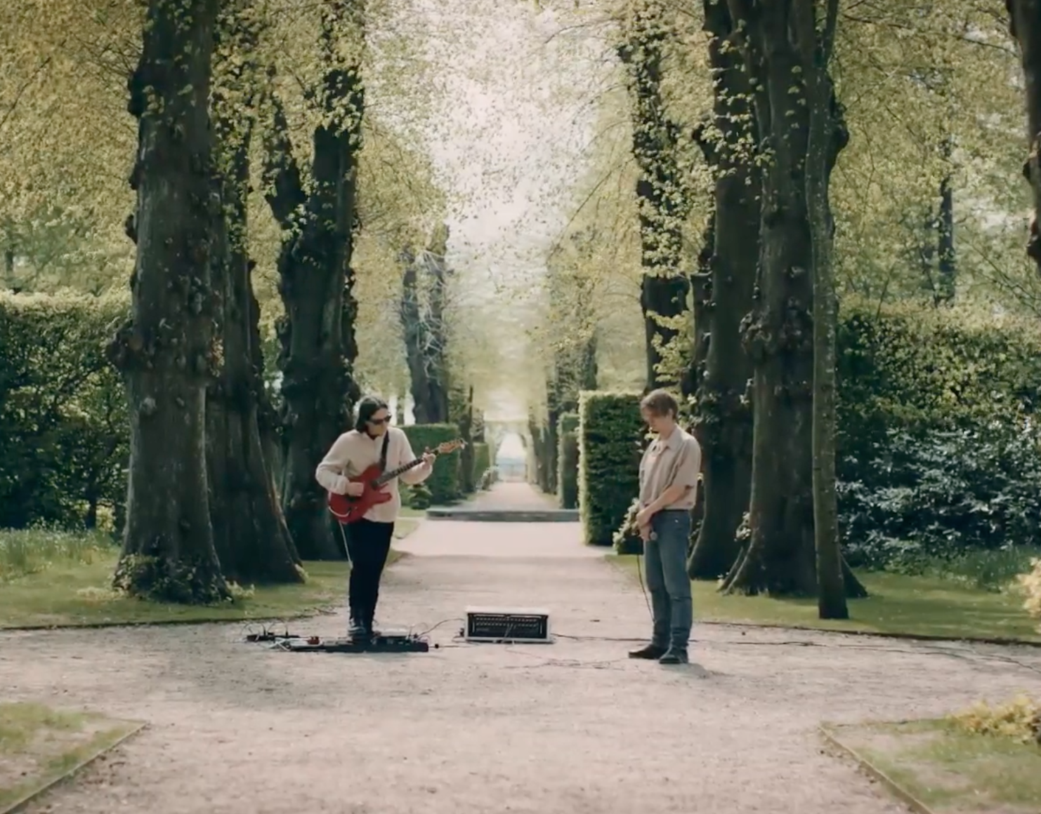 To musikere står og spiller musik i Egeskov
