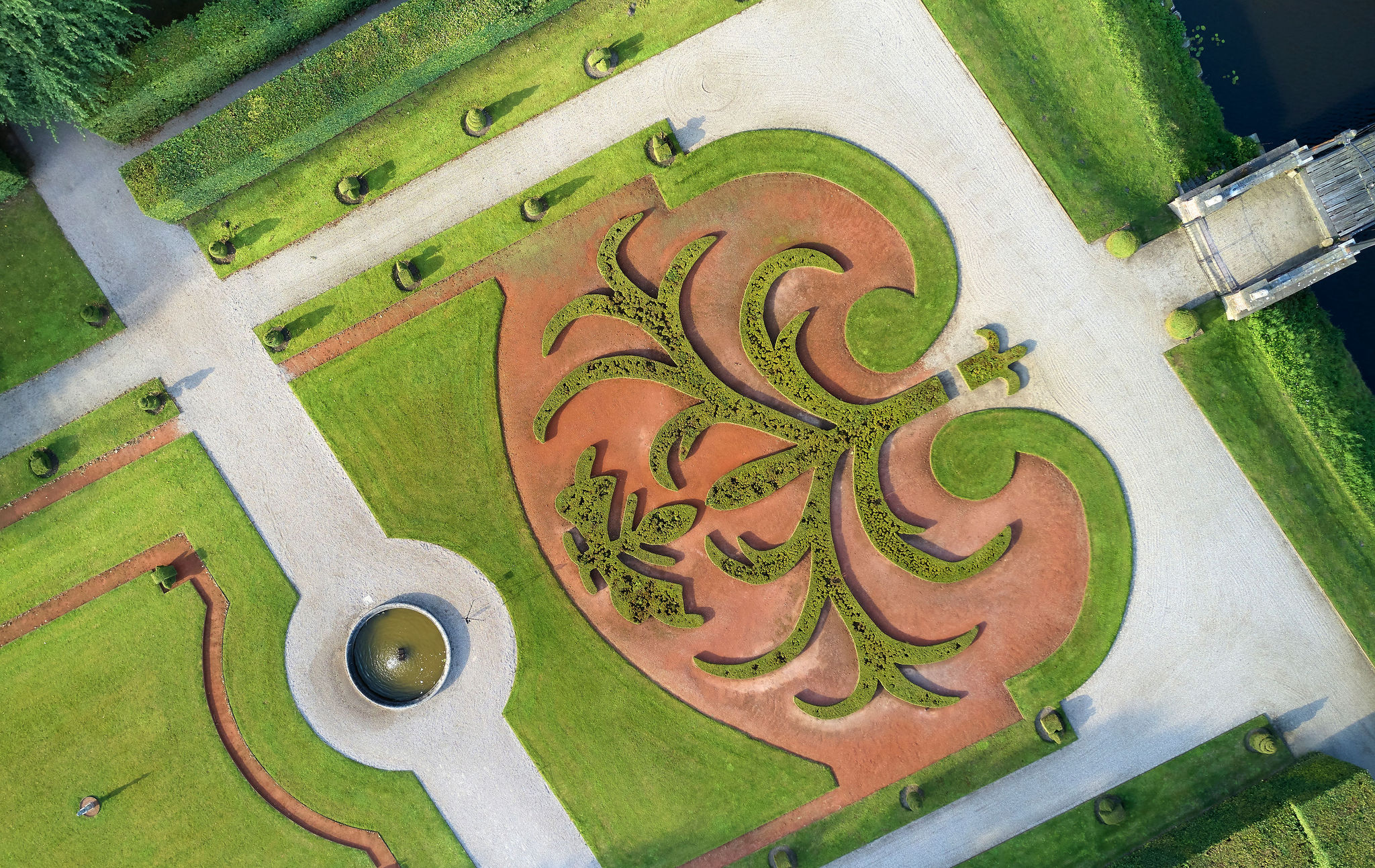 Et dronebillede af den flotte slotshave.