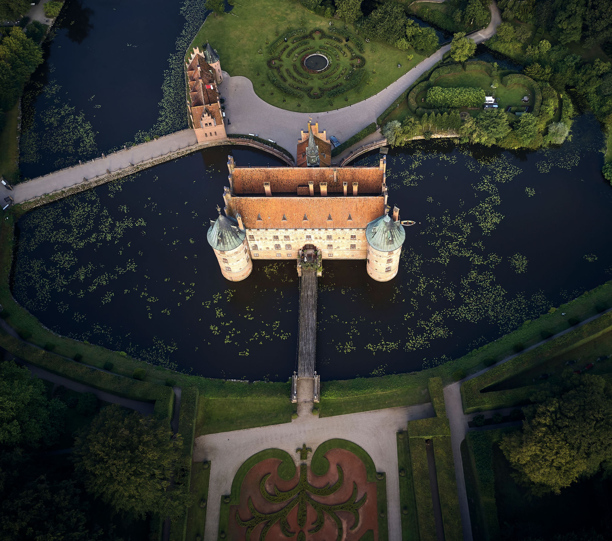 Et dronebillede af Egeskov slot og den flotte slotshave.