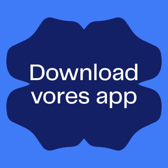Grafik hvorpå der står Download vores app