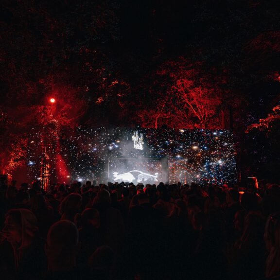 En scene med koncert. Rødt lys og Redbull logo i midten.