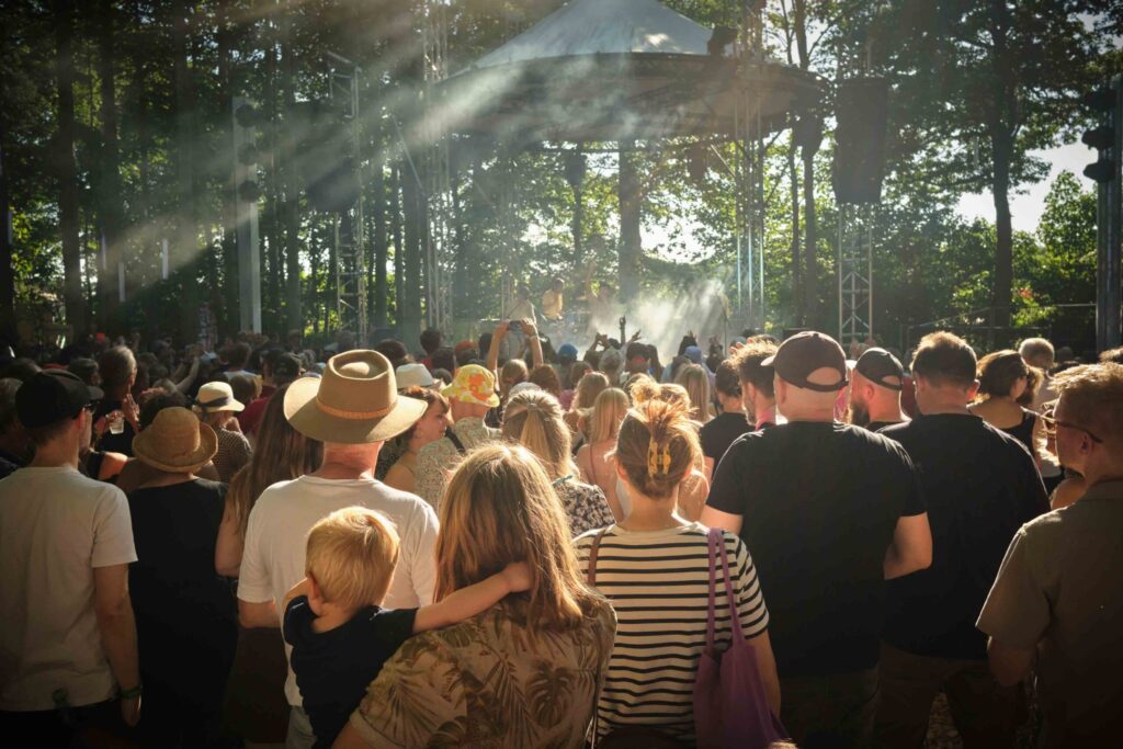 n menneske flok som står foran vores lille scene kaldet "Diorama". Scenen ligger inde i skoven omringet af de grønne flotte trætoppe.