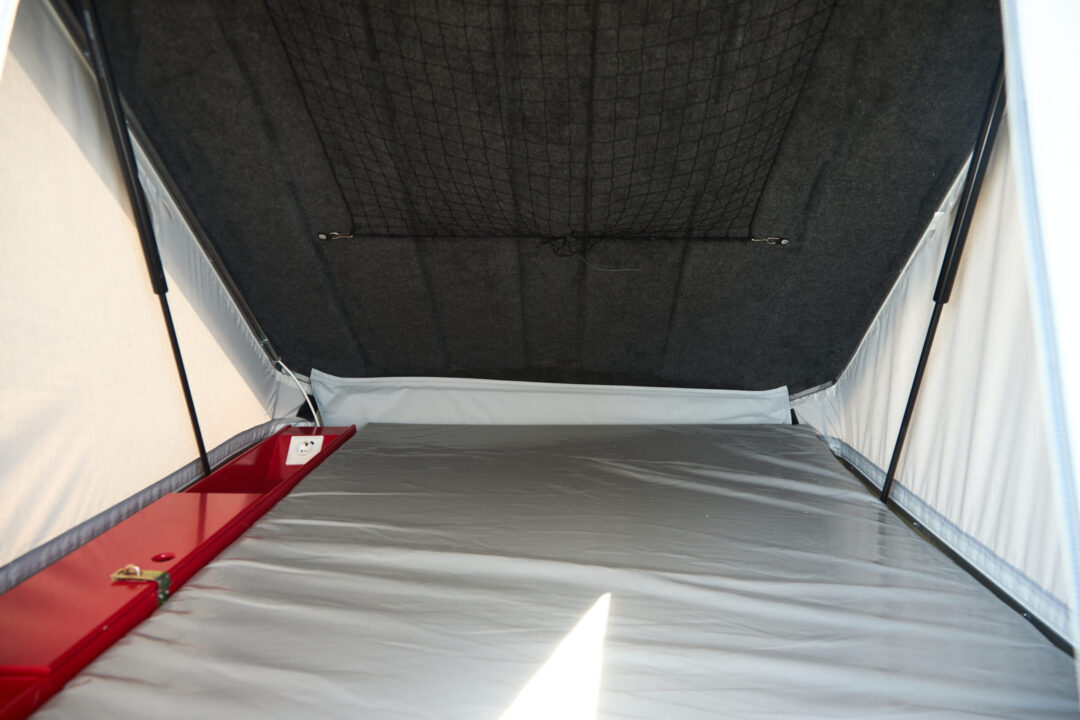 Tent House vist indefra, hvor man kan se madrassen, strømmen og en boks, der kræver lås