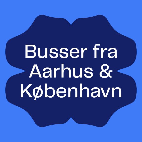 Blå organisk baggrund med teksten "Busser fra Aarhus & København" i hvid.