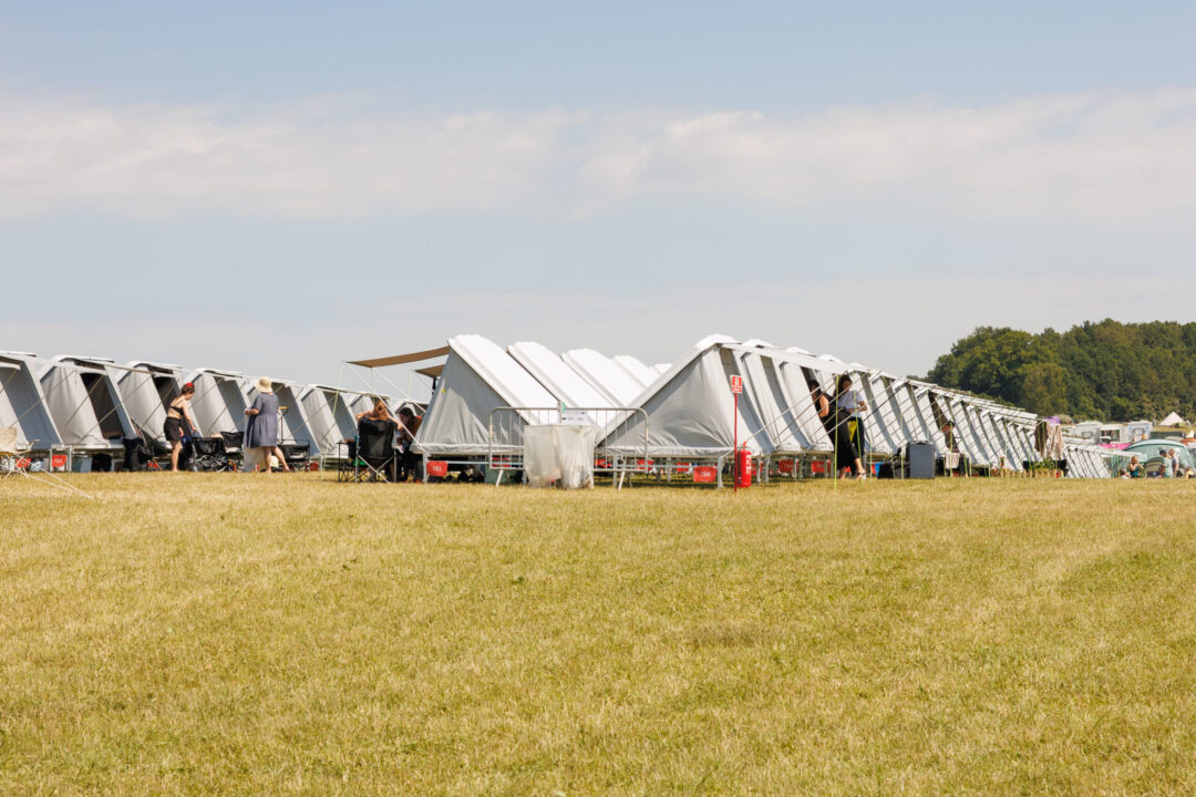 Mange tent houses på trække på en græsplæne