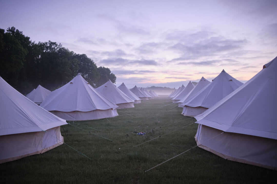Glampingtelte i morgendis