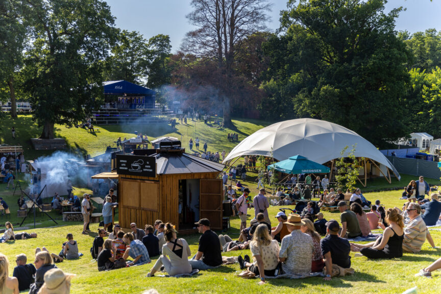 Riverside området, hvor der summer af liv med madboder og mennesker
