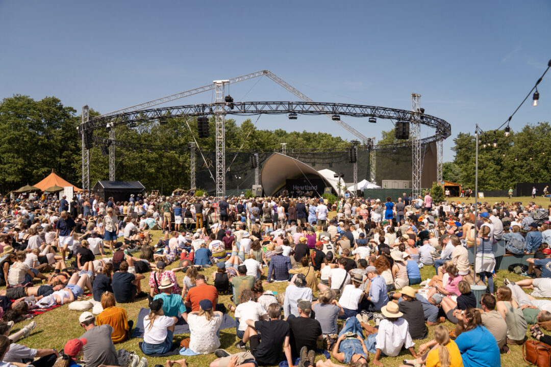 en masse mennesker foran talk-scenen