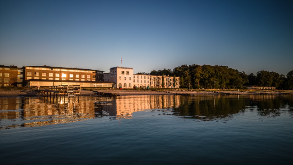 Hotel Nyborg Strand set i solnedgangen med smukt hav i forgrunden