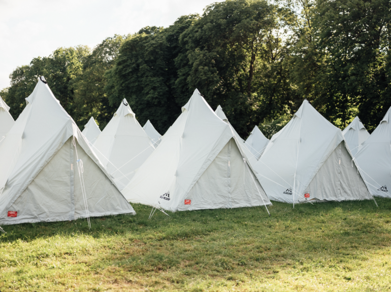 Tipi telte på række