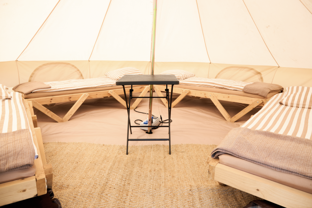 Glampingtelt set indefra med 4 senge