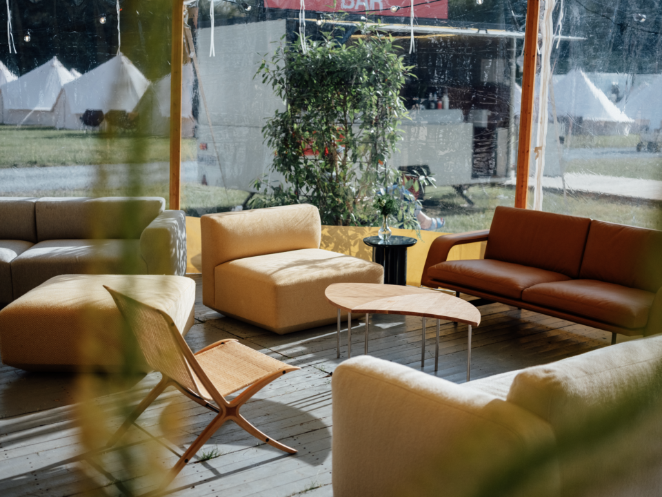 Hotel Heartlands lougneområde med lækre møbler