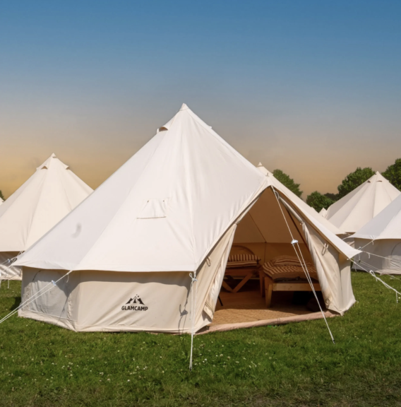 Hotel Heartlands glampingtelte på grønt græs og himlen er blå.