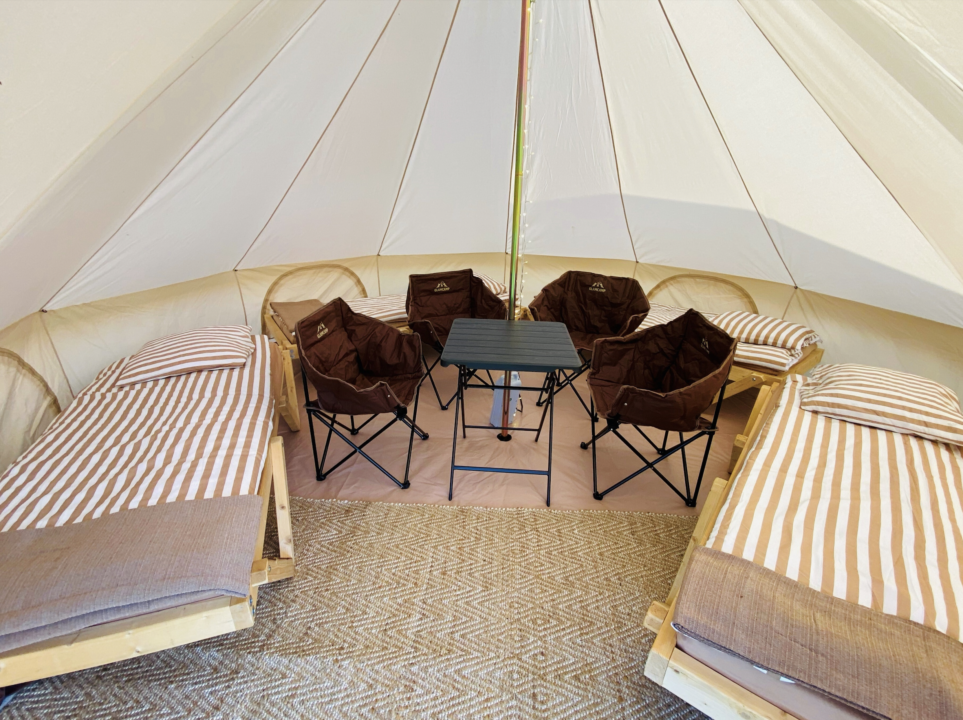 Hotel Heartland's glampingtelt set indefra med 4 senge og 4 stole