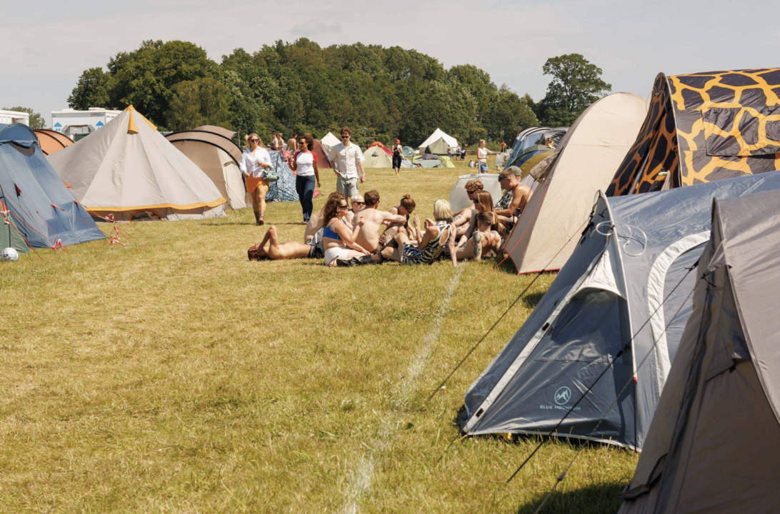 En flok foran deres telt på campingområdet