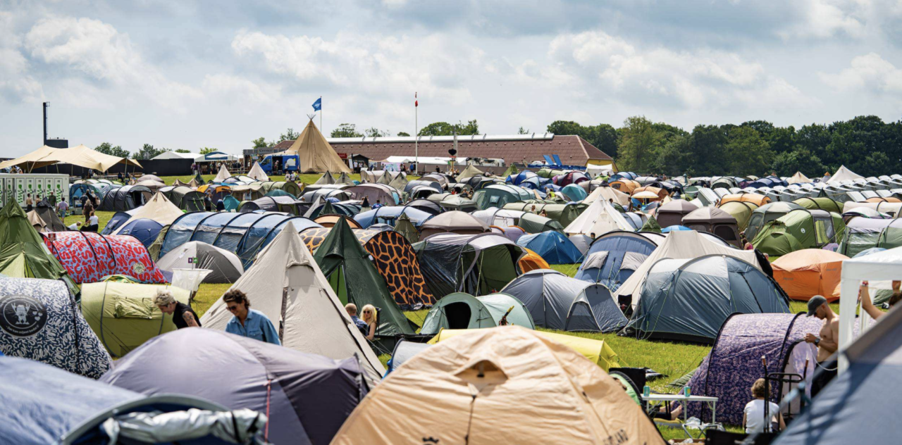 En masse telte på campingområdet