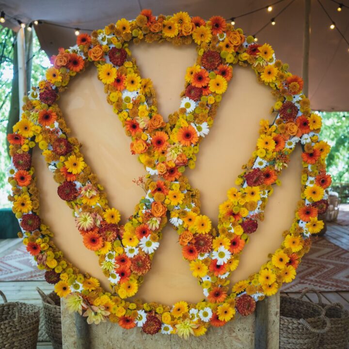 Volkswagen logo lavet af gul/orange blomster
