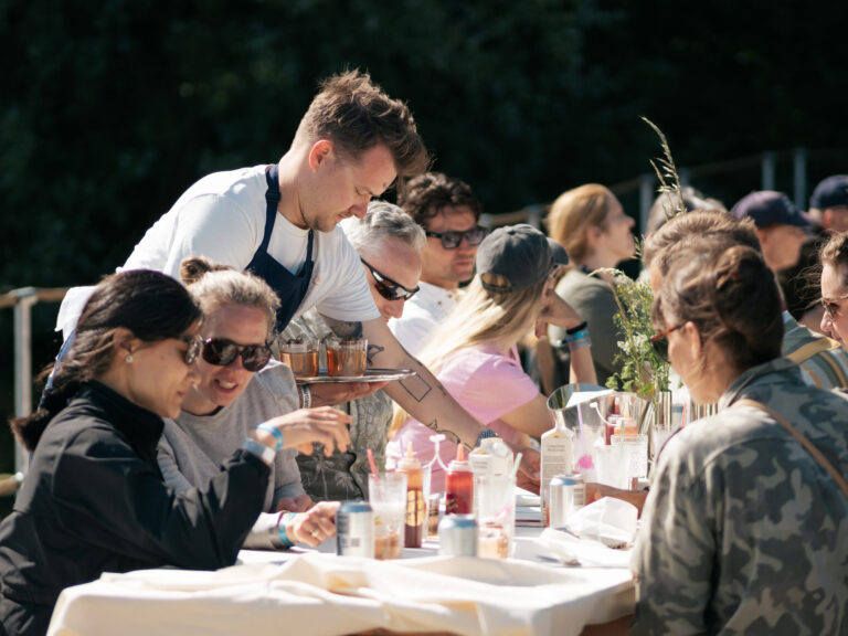 billede af gæster der sidder ved et bord til dessertmiddagen på heartland festival 2025