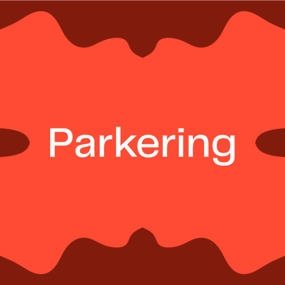Parkering skrevet med Heartlands typografi på en rød mønstret baggrund