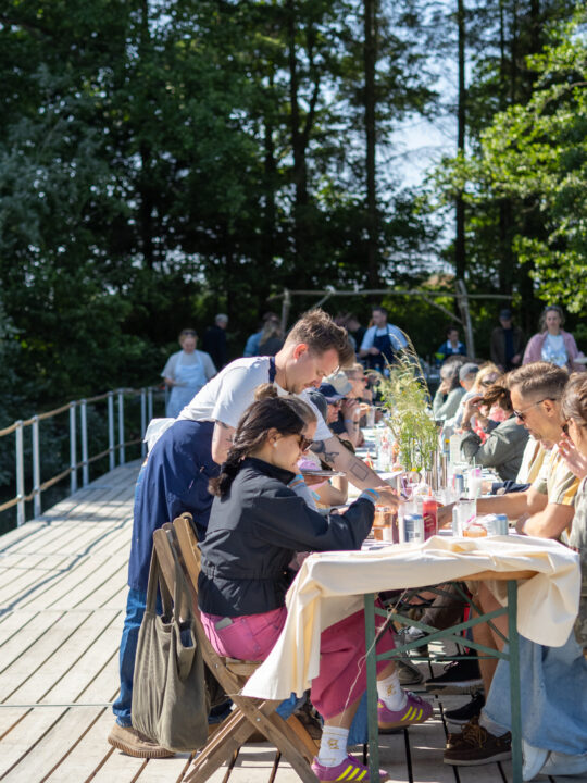 billede af gæster der sidder ved et bord til dessertmiddagen på heartland festival 2025