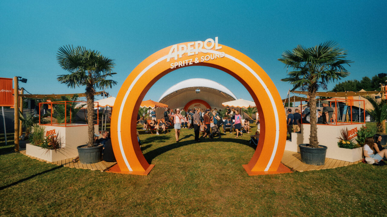 Aperol-baren på en grøn græsplæne med blå himmel