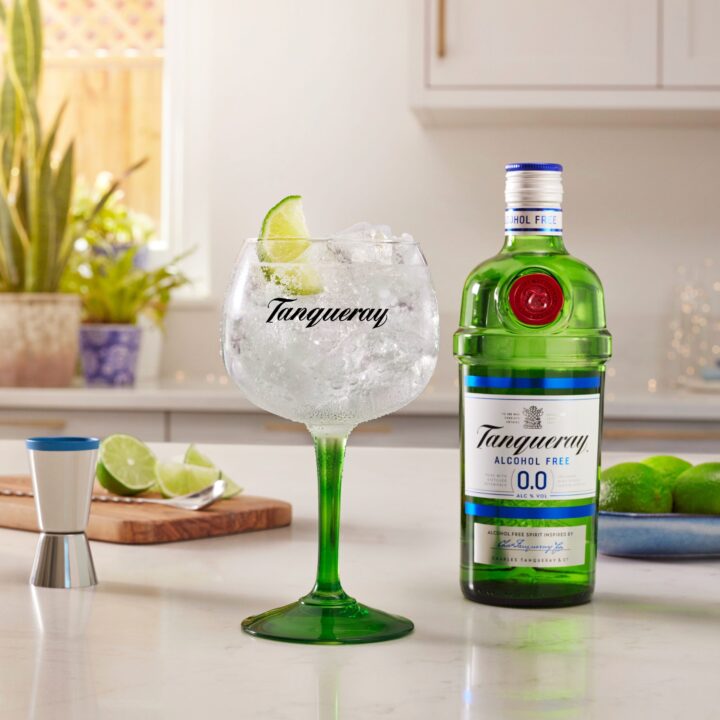 Billede af en Tanqueray 0.0 flaske og et glas med en drink