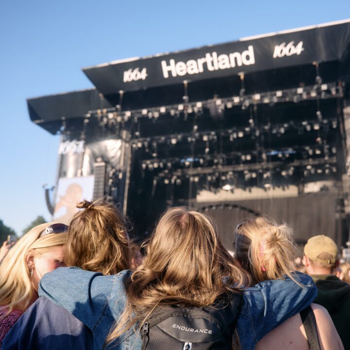 3 kvinder der står og holder om hinanden foran Greenfield-scenen.