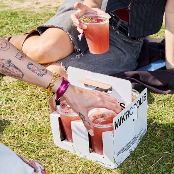 Billede af folk der drikker Mikropolis Cocktails på Heartland Festival