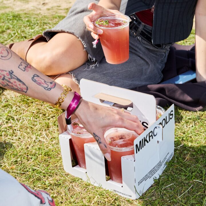 Billede af folk der drikker Mikropolis Cocktails på Heartland Festival