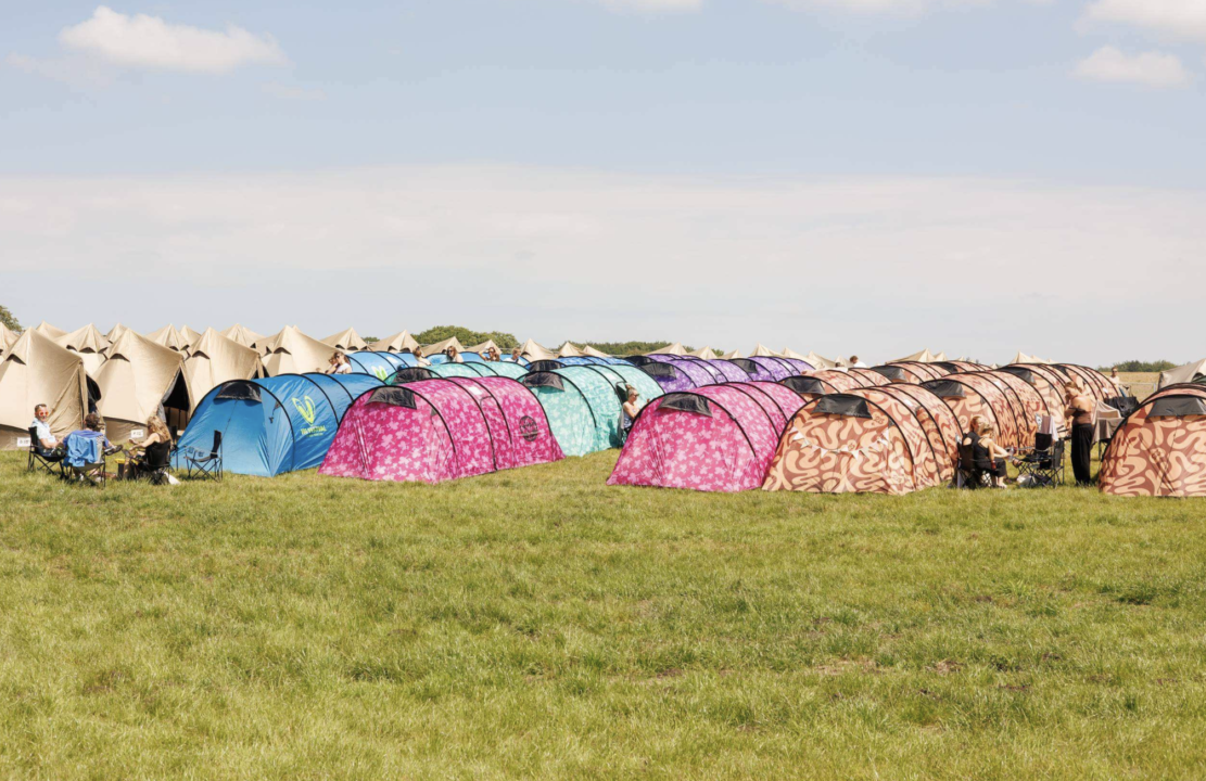 Camp Reunite set fra afstand med både 4 personer og 2 personers telte